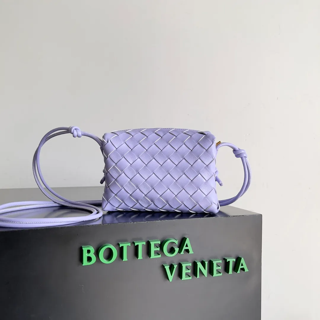 Batch 1560 New version and new color (third generation) 𝗕𝗼𝘁𝘁𝗲𝗴𝗮 𝗩𝗲𝗻𝗲𝘁𝗮———— The latest version of the loop camera bag💥 at the BV King of Cost-Effectiveness counter, large woven texture➕As always, ultra-high-quality lambskin, with zippers and adjustable drawstrings, it is especially suitable for the belly💫It can fit anything, and it is very light in weight. It is suitable for girls of all ages. Size: 17*10*6cm Style number: 723547
